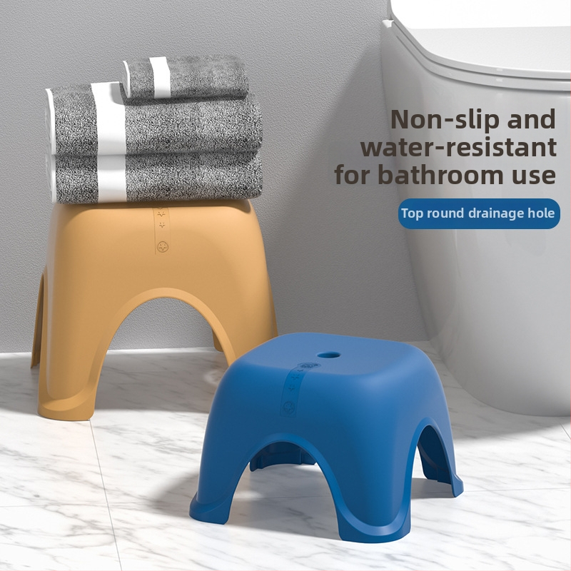 Minimalistlik plastmassist ruutu kujuline taburet, mitte kokkupandav; päritolu Jieyang; tootekood 5096; piiriülene eksport: Jah; import: Ei