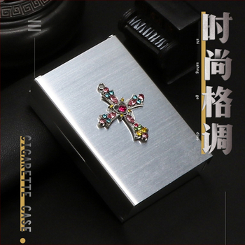 Kovový obal na cigarety s posuvným krytom, kapacita 20 cigariet, lesklý povrch, moderný minimalistický štýl, Futeng značka