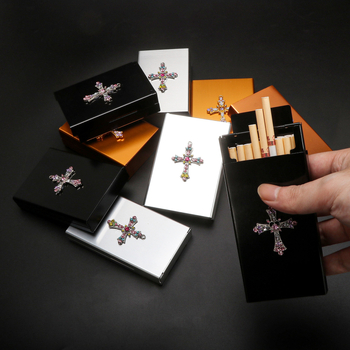 Kovový obal na cigarety s posuvným krytom, kapacita 20 cigariet, lesklý povrch, moderný minimalistický štýl, Futeng značka