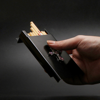 Kovový obal na cigarety s posuvným krytom, kapacita 20 cigariet, lesklý povrch, moderný minimalistický štýl, Futeng značka