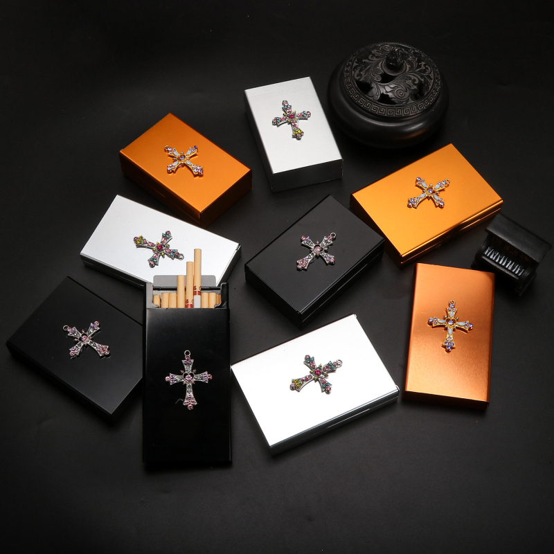 Kovový obal na cigarety s posuvným krytom, kapacita 20 cigariet, lesklý povrch, moderný minimalistický štýl, Futeng značka