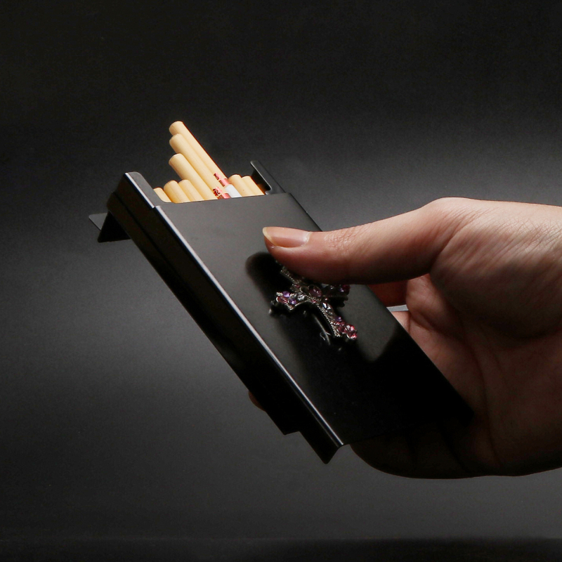 Kovový obal na cigarety s posuvným krytom, kapacita 20 cigariet, lesklý povrch, moderný minimalistický štýl, Futeng značka