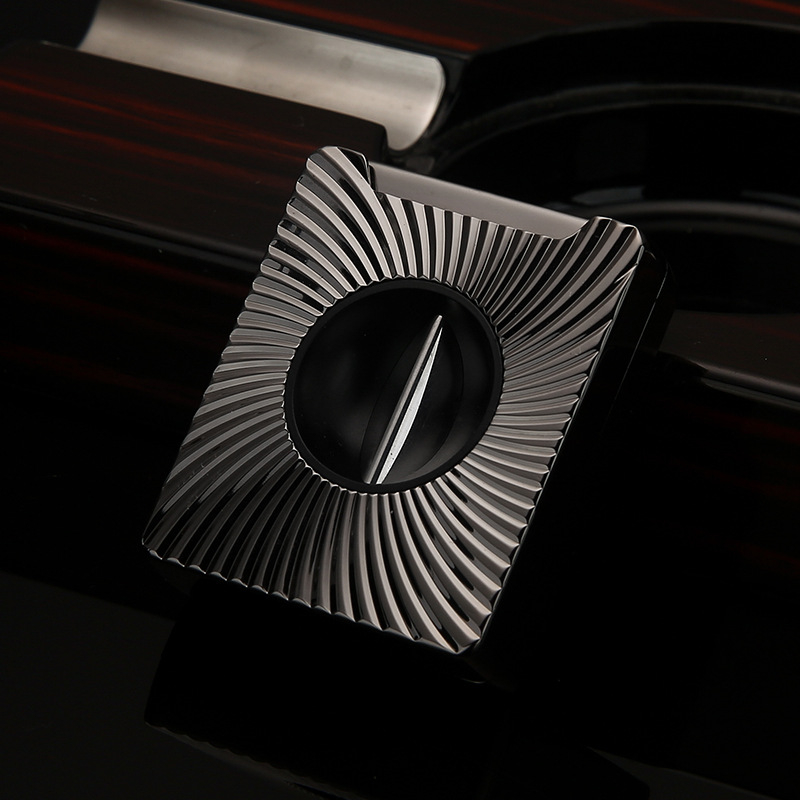 Zastrihávač cigár, kovové V‑tvarné pružinové čepele, prenosný, ručne vyrobený, značka HONEST