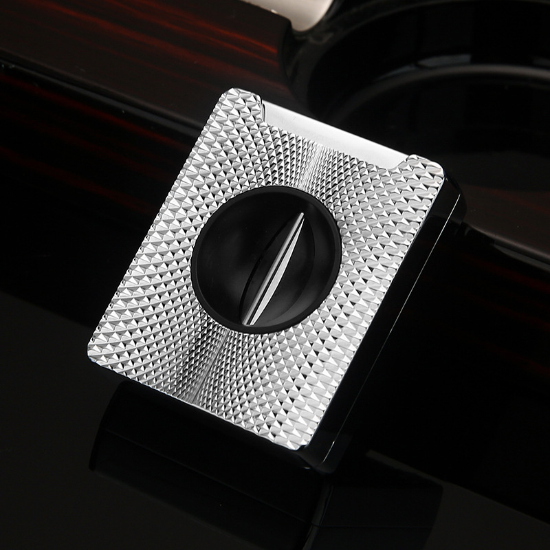 Zastrihávač cigár, kovové V‑tvarné pružinové čepele, prenosný, ručne vyrobený, značka HONEST