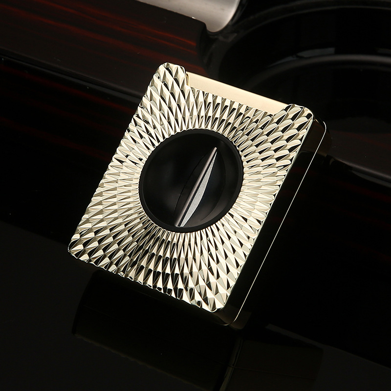 Zastrihávač cigár, kovové V‑tvarné pružinové čepele, prenosný, ručne vyrobený, značka HONEST