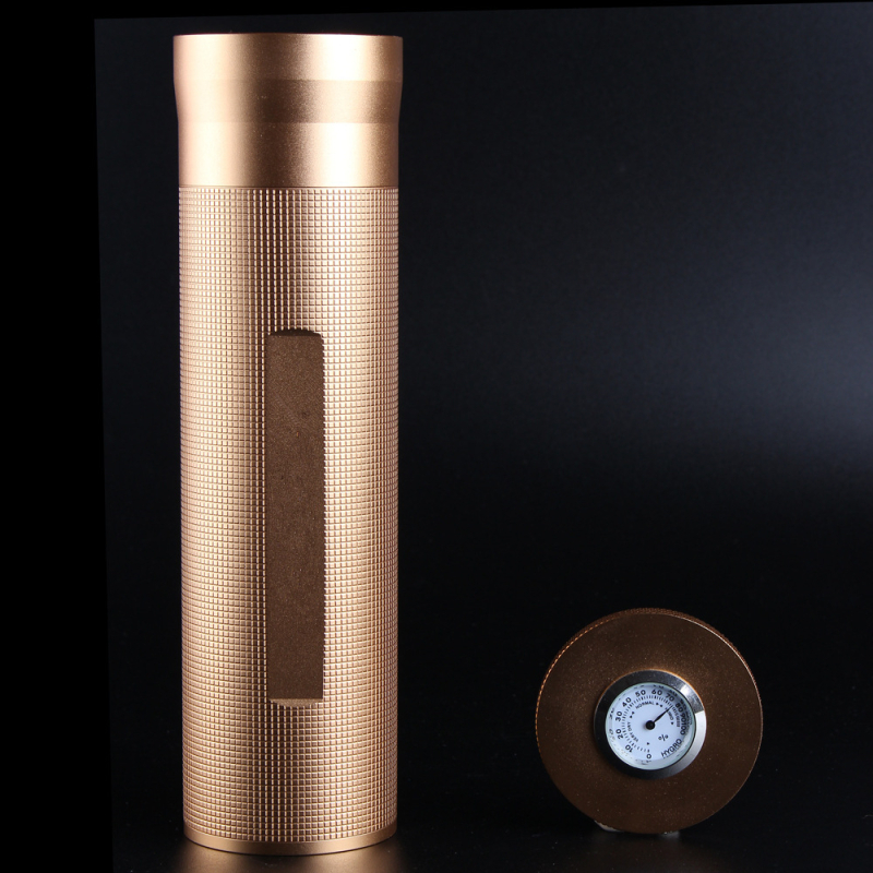 Kovový zvlhčovací tubus na cigary s konštrukciou odolnou voči vetru, s potlačeným logom, balenie 50 kusov