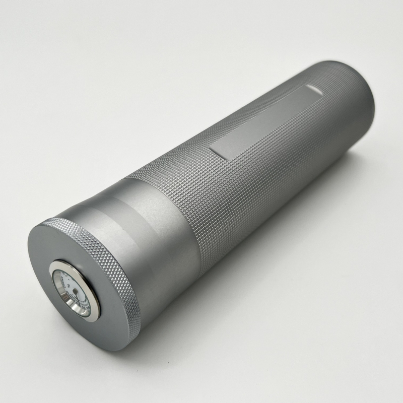 Kovový zvlhčovací tubus na cigary s konštrukciou odolnou voči vetru, s potlačeným logom, balenie 50 kusov