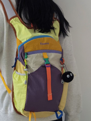 Unisex turistický batoh, vodotesný nylon, objem do 20 L, zakrivené ramenné popruhy, geometrický vzor