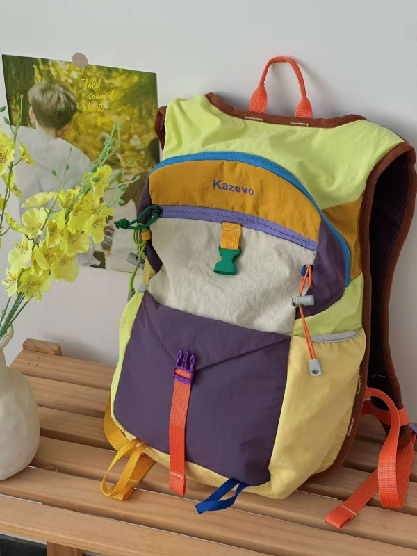 Unisex turistický batoh, vodotesný nylon, objem do 20 L, zakrivené ramenné popruhy, geometrický vzor