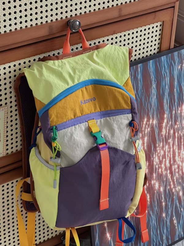 Unisex turistický batoh, vodotesný nylon, objem do 20 L, zakrivené ramenné popruhy, geometrický vzor
