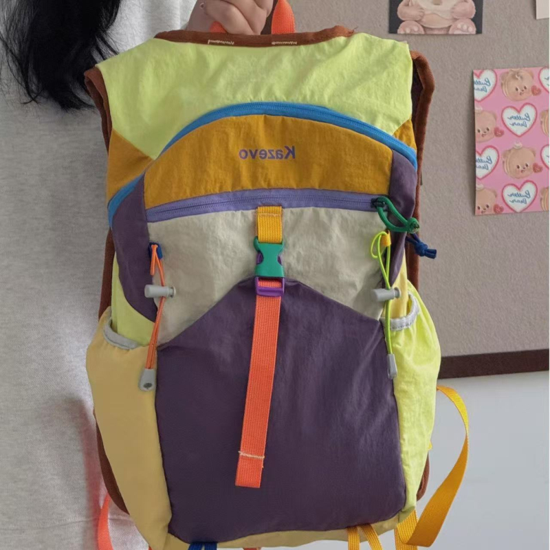 Unisex turistický batoh, vodotesný nylon, objem do 20 L, zakrivené ramenné popruhy, geometrický vzor