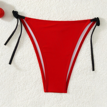 Dvodijelni bikini s napunjenim gornjim dijelom i usklađenim dizajnom; vanjski materijal: najlon; poliester smjesa 82%; podstava: poliester 18%; pogodan za plivanje.