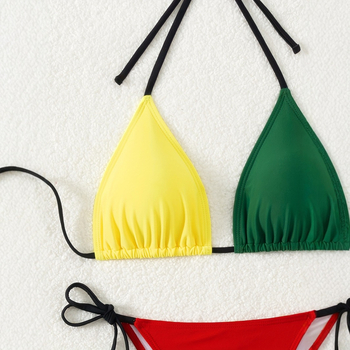 Dvodijelni bikini s napunjenim gornjim dijelom i usklađenim dizajnom; vanjski materijal: najlon; poliester smjesa 82%; podstava: poliester 18%; pogodan za plivanje.