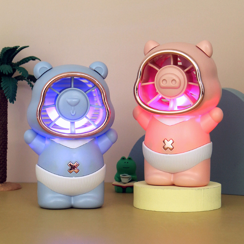 USB käsiventilaator armas loomade kujundusega ja värvilise öövalgustusega; 5 labad; 4 kiirust; sisseehitatud aku 300–500 mAh; USB laadimine; müratase 36–45 dB.