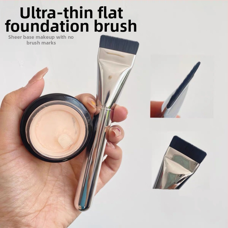 Štetec na make-up foundation so syntetickými vláknami, hliníkové telo, krátka rukoväť; balenie: jednorazová taška
