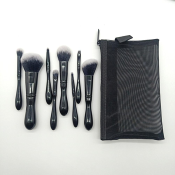 8-dielna sada štetcov na make-up so syntetickými štetinami, plastovými rukoväťami a sieťovou taškou.