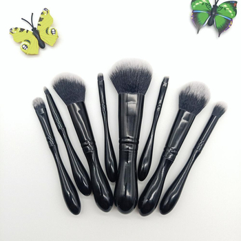 8-dielna sada štetcov na make-up so syntetickými štetinami, plastovými rukoväťami a sieťovou taškou.