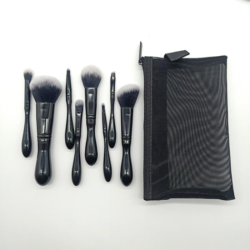 8-dielna sada štetcov na make-up so syntetickými štetinami, plastovými rukoväťami a sieťovou taškou.