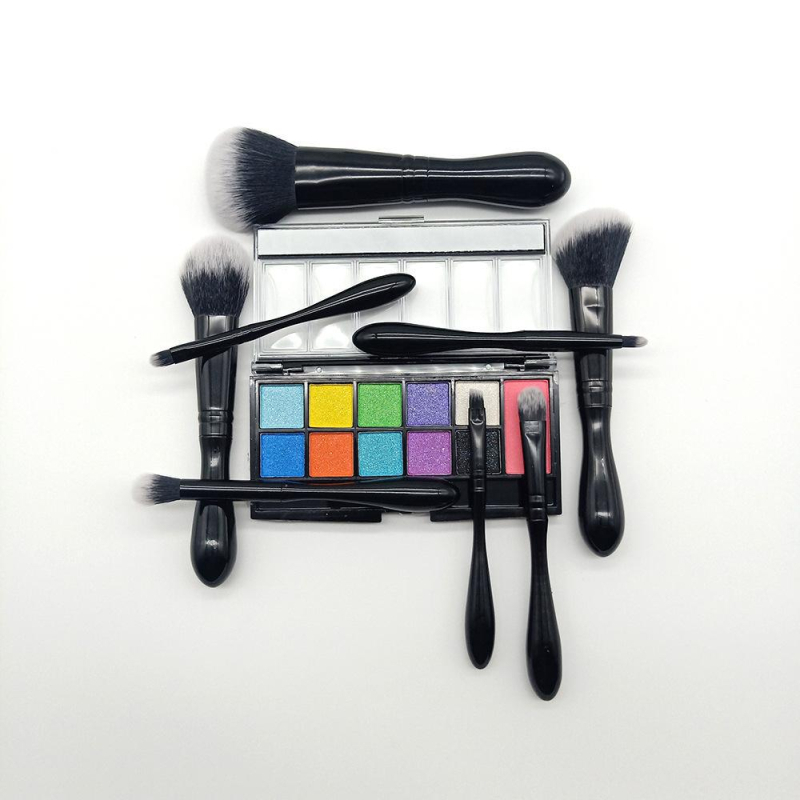 8-dielna sada štetcov na make-up so syntetickými štetinami, plastovými rukoväťami a sieťovou taškou.