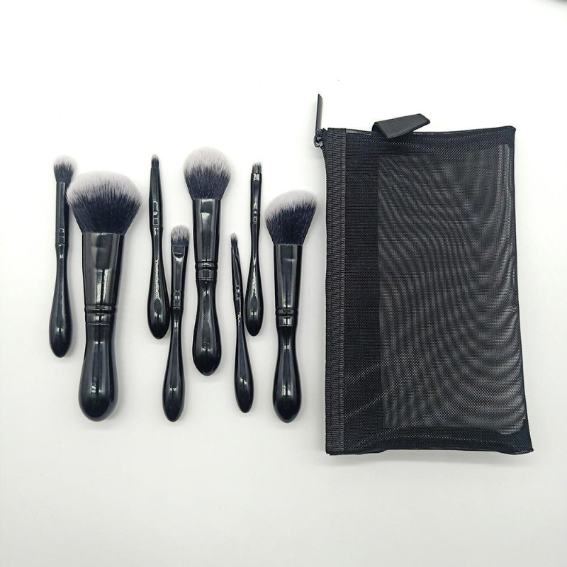 8-dielna sada štetcov na make-up so syntetickými štetinami, plastovými rukoväťami a sieťovou taškou.