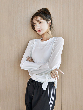 Anran naiste sporditopp vabas lõikes, pikkade varrukatega – kiiresti kuivatav materjal; 90% polüester, vooder 10% spandex; sobib treeningutele, jooksmisele, rattasõidule, tantsimisele ja badmintonile