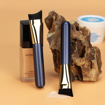 Poolkuu kujuline jumestushari - sünteetilised karvad - puidust käepide - üksikpakend - sobib vedela jumestuskreemi, BB-kreemi, kreemile