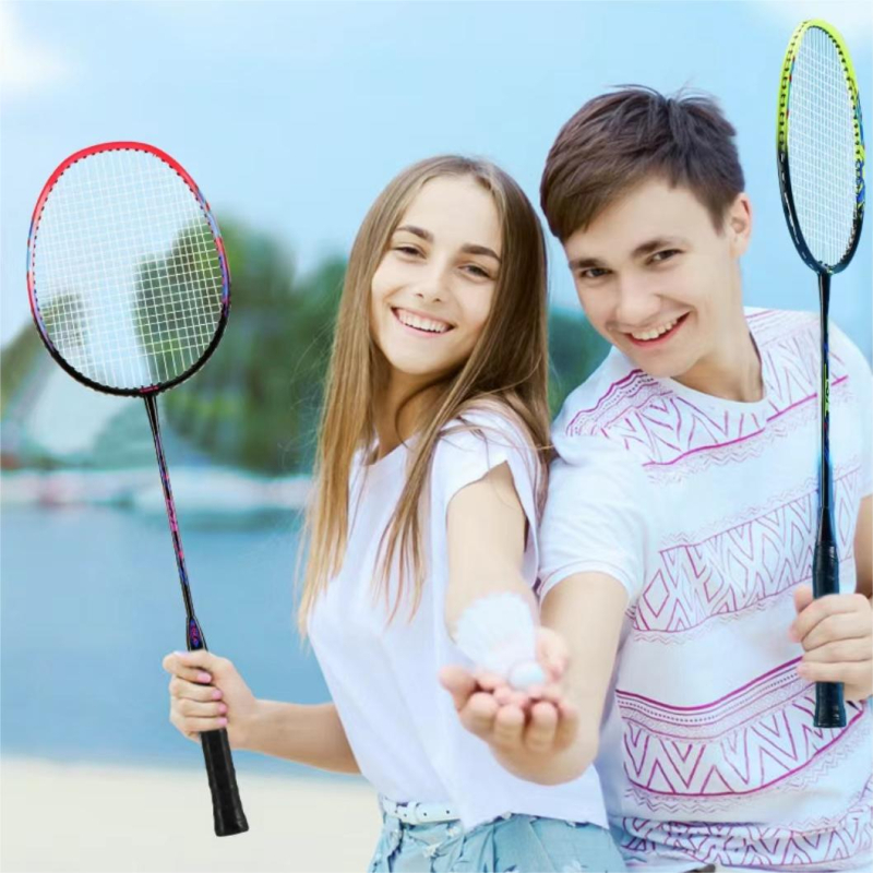 Ракета за бадминтон – карбонова рама, тегло 85–89 g, прав гриф, ръкохватка G4, струни от фибърни нишки, персонализирано лого, подходяща за аматьори и юноши