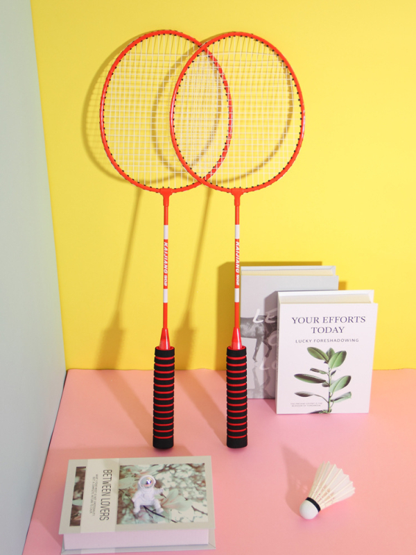 Badmintonireket koduseks treeninguks raua sulamiga raami, nailonist stringid, kaal 95–100 g, käepideme paksus G4, varre kõvadus keskmine