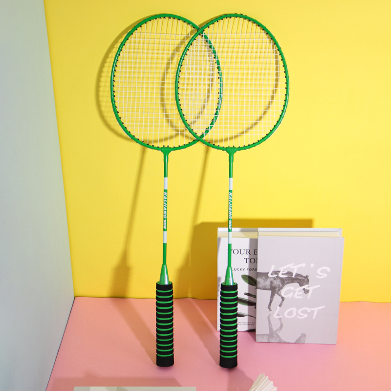 Badmintonireket koduseks treeninguks raua sulamiga raami, nailonist stringid, kaal 95–100 g, käepideme paksus G4, varre kõvadus keskmine