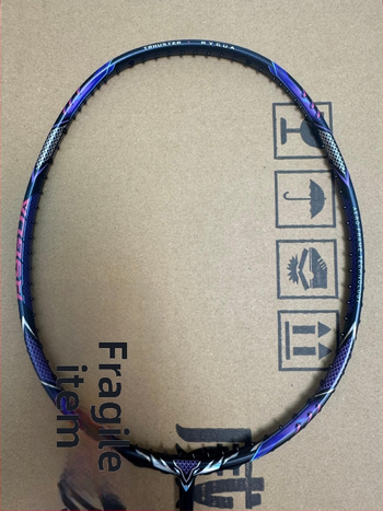 Badmintonireket – süsinikkiust raam, kaal 80–84 g, nailonist stringid, haare G5, sirge vars