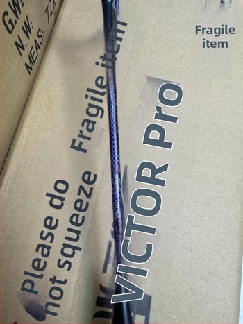 Badmintonireket – süsinikkiust raam, kaal 80–84 g, nailonist stringid, haare G5, sirge vars