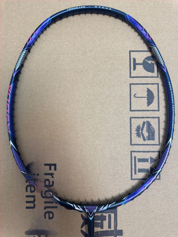 Badmintonireket – süsinikkiust raam, kaal 80–84 g, nailonist stringid, haare G5, sirge vars