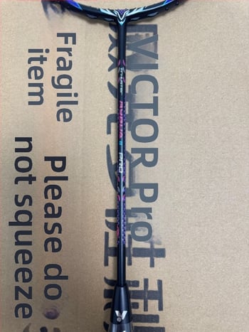 Badmintonireket – süsinikkiust raam, kaal 80–84 g, nailonist stringid, haare G5, sirge vars