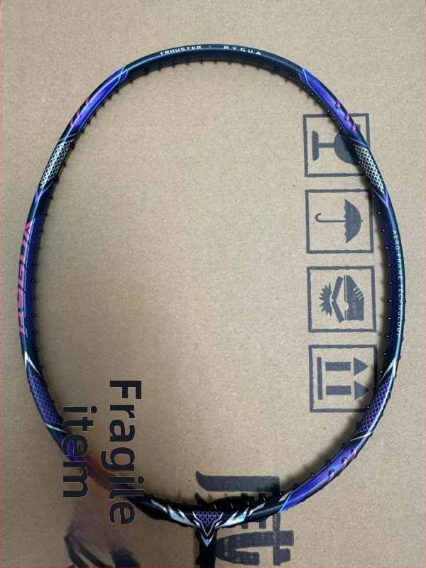 Badmintonireket – süsinikkiust raam, kaal 80–84 g, nailonist stringid, haare G5, sirge vars