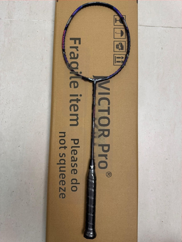 Bedmintonová raketa – rám z karbónových vlákien, hmotnosť 80–84 g, nylonové struny, úchop G5, typ rakety: rovná