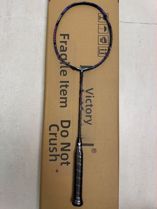 Badmintonireket – süsinikkiust raam, kaal 80–84 g, nailonist stringid, haare G5, sirge vars