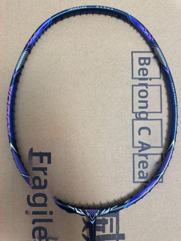 Badmintonireket – süsinikkiust raam, kaal 80–84 g, nailonist stringid, haare G5, sirge vars