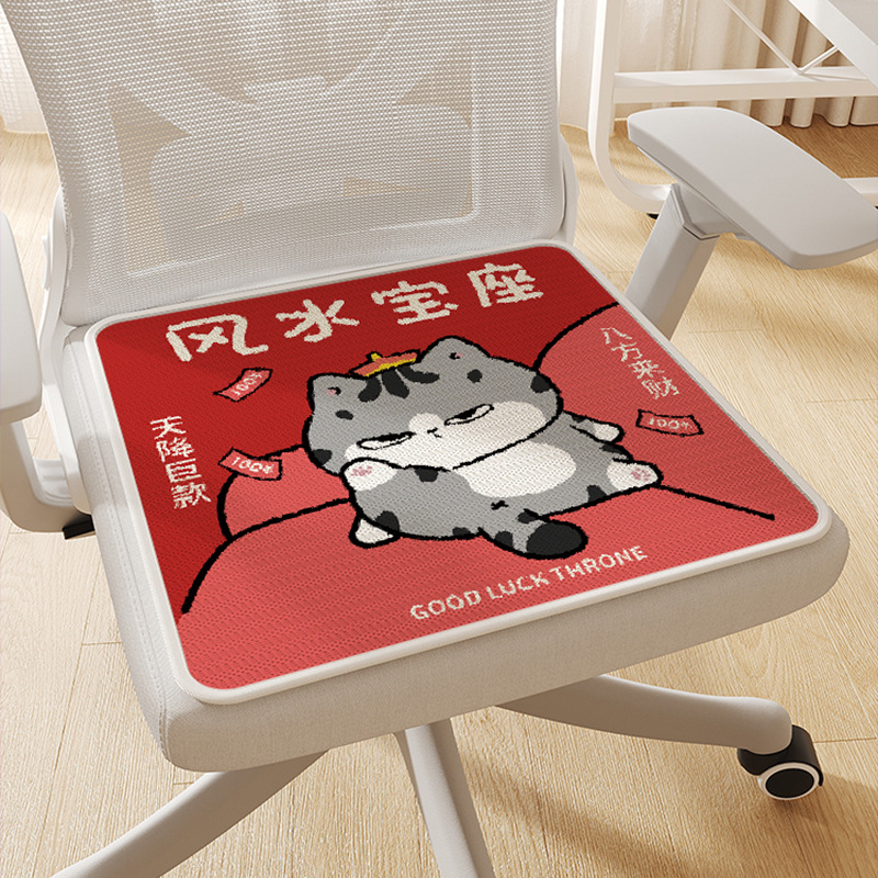 Plišinė biuro kėdės pagalvėlė su animaciniu motyvu iš plono kašmyro; speciali sėdėjimo pagalvėlė ilgiems sėdimams.