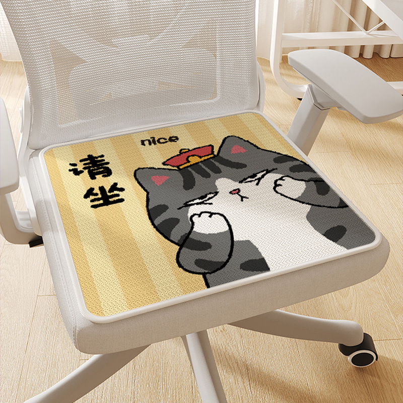 Plišinė biuro kėdės pagalvėlė su animaciniu motyvu iš plono kašmyro; speciali sėdėjimo pagalvėlė ilgiems sėdimams.