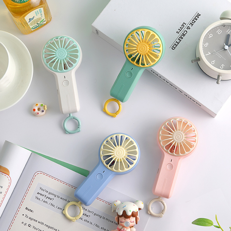 Mini rankinis ventiliatorius su plastiko korpusu, modernus paprastumo dizainas, tylus veikimas, nešiojamas – studentams, kelionėms, biurui ir bendrabūčiui