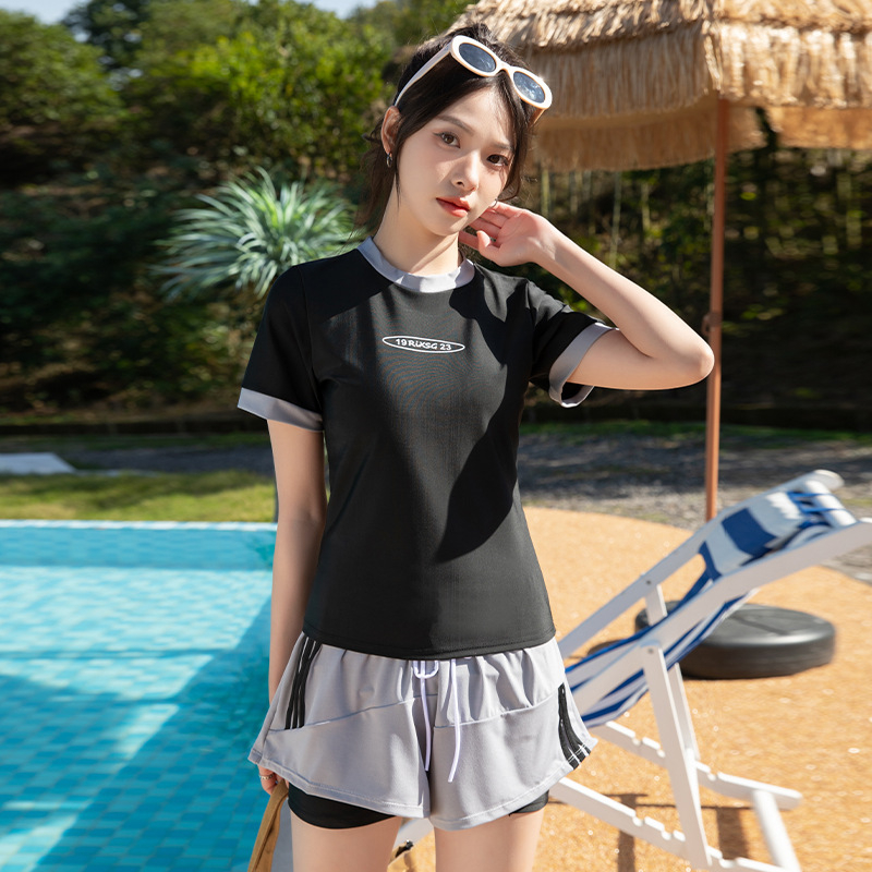 Kaheosalised ujumistrik, kõhu katvusega; kiiresti kuivav Milk Silk kangas; 95% polüester, vooder 5% spandeks; rinnahoi padjad kaasas; kaal 230 g