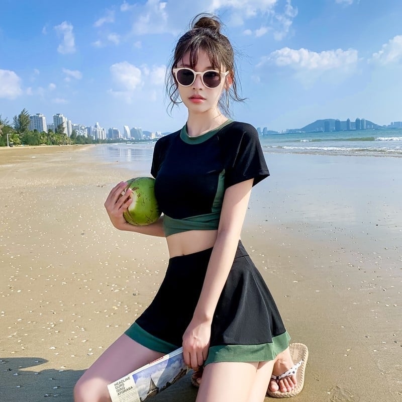 Naiste kaks-osaline ujumistrikood seelikuga, sportlik stiil, konservatiivne siluett, rinna padjad ilma terasest toestusteta, polüester-spandex 85% koguained, vooder polüester-spandex 85%