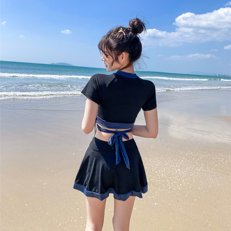 Naiste kaks-osaline ujumistrikood seelikuga, sportlik stiil, konservatiivne siluett, rinna padjad ilma terasest toestusteta, polüester-spandex 85% koguained, vooder polüester-spandex 85%