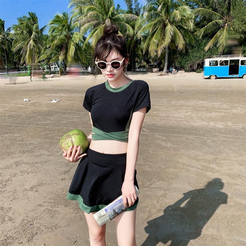 Naiste kaks-osaline ujumistrikood seelikuga, sportlik stiil, konservatiivne siluett, rinna padjad ilma terasest toestusteta, polüester-spandex 85% koguained, vooder polüester-spandex 85%