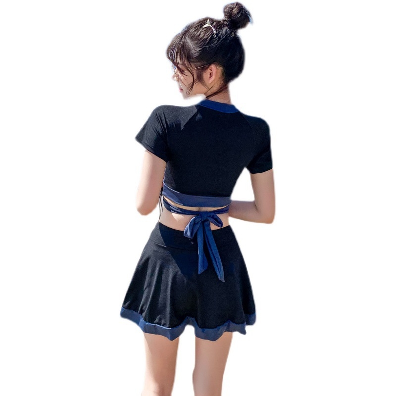 Naiste kaks-osaline ujumistrikood seelikuga, sportlik stiil, konservatiivne siluett, rinna padjad ilma terasest toestusteta, polüester-spandex 85% koguained, vooder polüester-spandex 85%