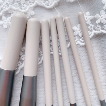 Set pensule machiaj – 7 piese, peri sintetice, mâneri din lemn, husă PU
