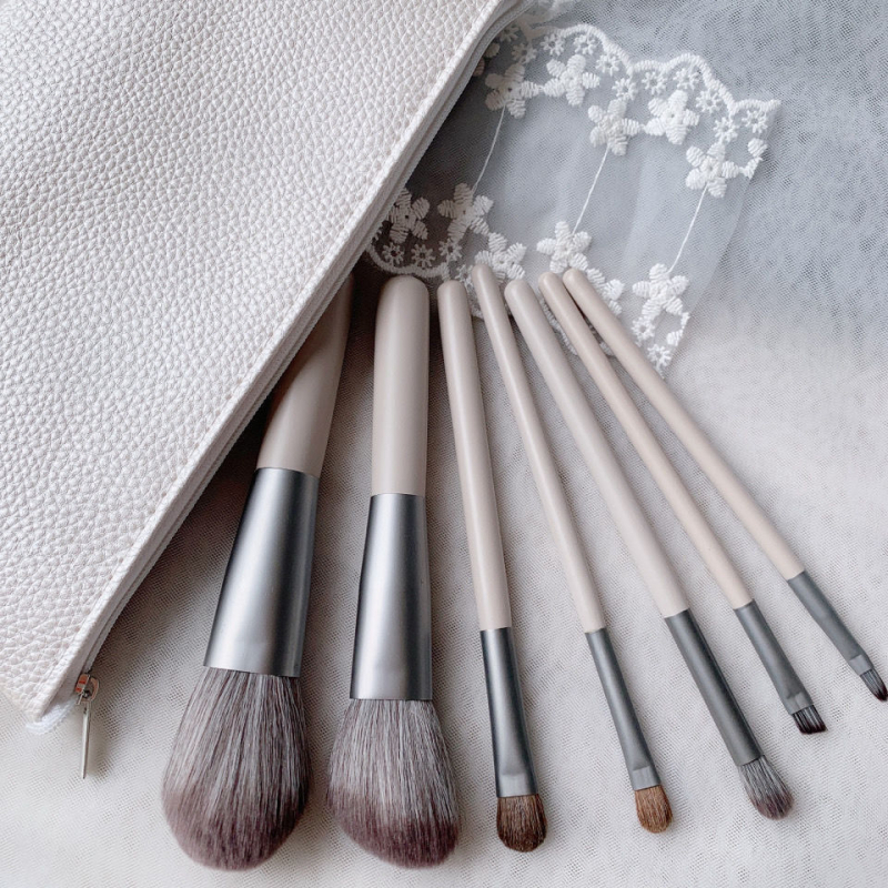Set pensule machiaj – 7 piese, peri sintetice, mâneri din lemn, husă PU