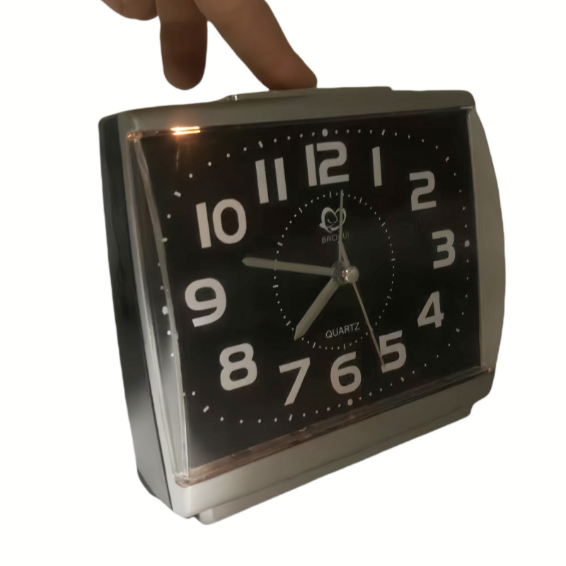 Laua kell K10 – vaikne äratuskell, suured numbrid ja öine valgustus, patareidega toidetav, ühesuunaline, plastikust korpus