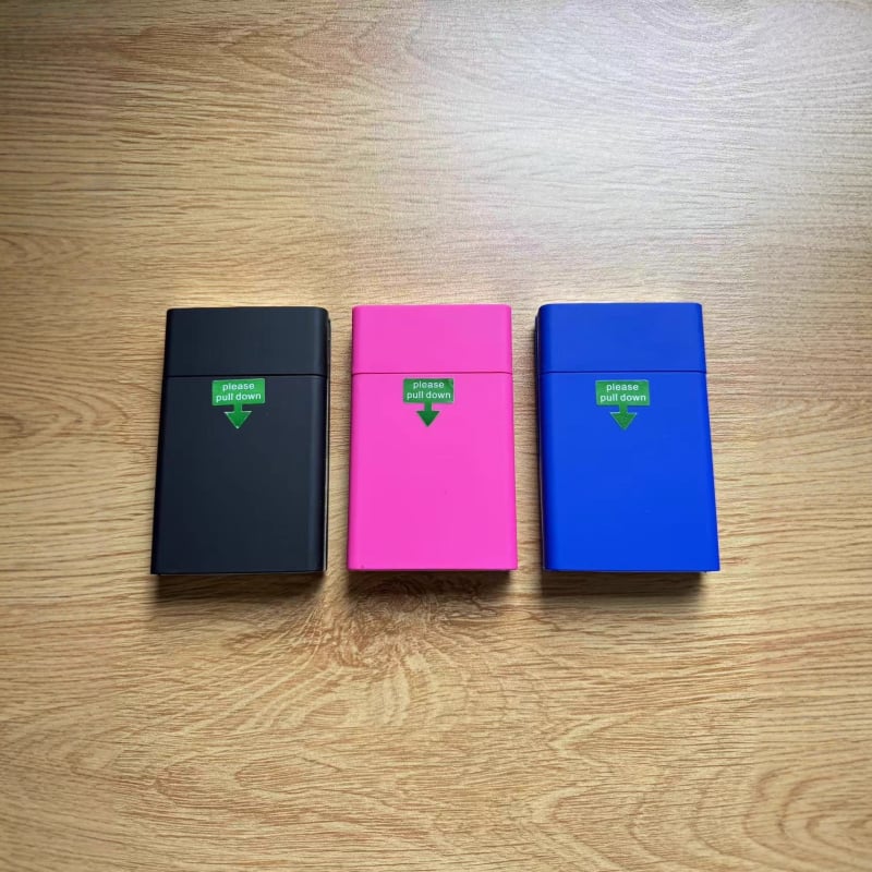 Plastična kutija za cigarete s poklopom koji se spušta, tanak dizajn, kapacitet 20 cigareta, otporna na vlagu i tlak, moderan minimalistički stil (Materijal: plastika; Kapacitet: 20 cigareta; Poklopac: spušta se; Otporno na vlagu; Otporno na tlak)