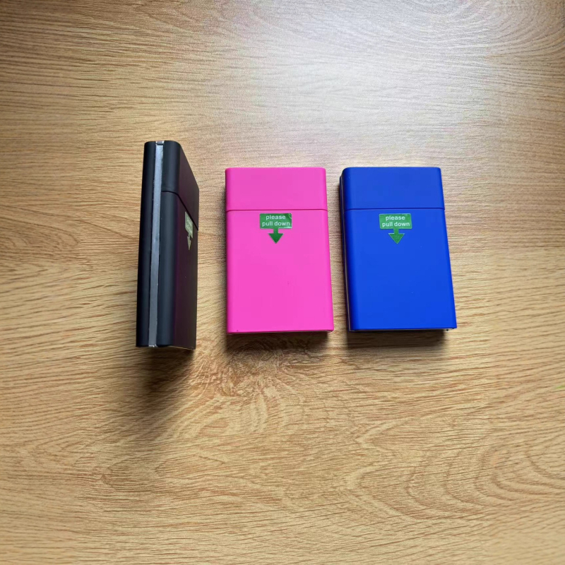 Plastična kutija za cigarete s poklopom koji se spušta, tanak dizajn, kapacitet 20 cigareta, otporna na vlagu i tlak, moderan minimalistički stil (Materijal: plastika; Kapacitet: 20 cigareta; Poklopac: spušta se; Otporno na vlagu; Otporno na tlak)